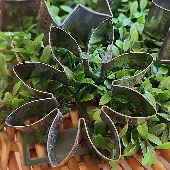 Set Of 14 Vintage To Modern Daisy/Flower Metal Cookie Cutters - Picture 3 of 9